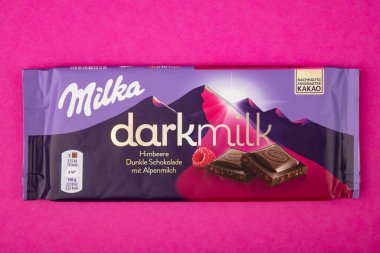 WETZLAR; ALMANY - 2022-04-11: Mor arka planda Milka çikolatası. Sütlü çikolata. Milka, 1901 yılında İsviçre 'de üretilen bir çikolata markasıdır..