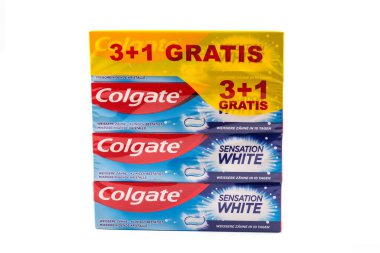 WETZLAR, ALMANY 2022-07-14: bir kutuda diş macunu. Colgate, Colgate-Palmolive tarafından üretilen bir diş macunudur..