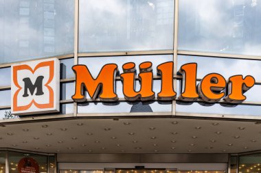 WETZLAR, ALMANY 2022-04-23 MLler Market Logosu. Mueller, Almanya 'nın Ulm kentindeki büyük eczane ve parfüm reyonuna sahip bir kozmetik mağazası..