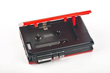 WETZLAR, GERMANY: 2022-04-16: Parlak arkaplan üzerinde güzel kırmızı Vintage SONY WALKMAN WM-24.