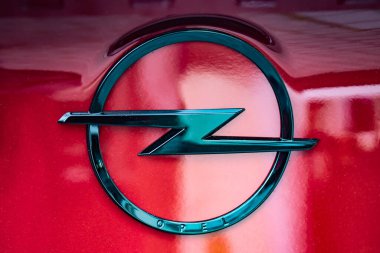 WETZLAR, GERÇEK 2022-04-23: Opel, merkezi Russelsheim, Hesse, Almanya 'da bulunan ve 1862 yılında Adam Opel tarafından kurulan bir Alman otomobil üreticisi.