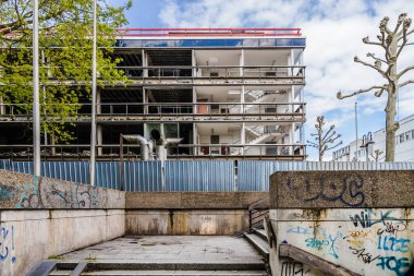 Demolition of a multi storey office complex in a city looks like lost place