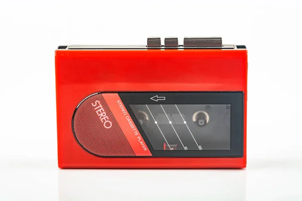 Όμορφο Κόκκινο Vintage Audio Κασετόφωνο Πάνω Από Λευκό Φόντο — Φωτογραφία Αρχείου