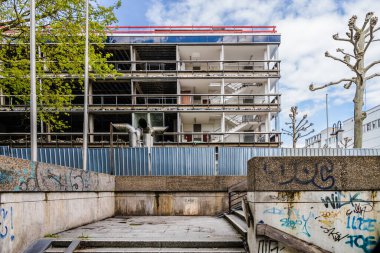 Demolition of a multi storey office complex in a city looks like lost place