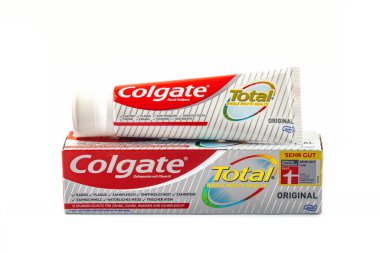 WETZLAR, ALMANY 2022-07-14: bir kutuda diş macunu. Colgate, Colgate-Palmolive tarafından üretilen bir diş macunudur..