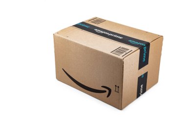 WETZLAR, ALMANY 2022-04-25: beyaz arkaplan üzerinde Amazon Prime paketi. Prime internet perakendecisi Amazon tarafından siparişlerin daha hızlı teslimatı için sunulan bir hizmettir..