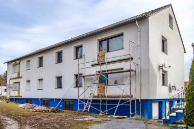 Bir apartmanda balkon tadilatı.