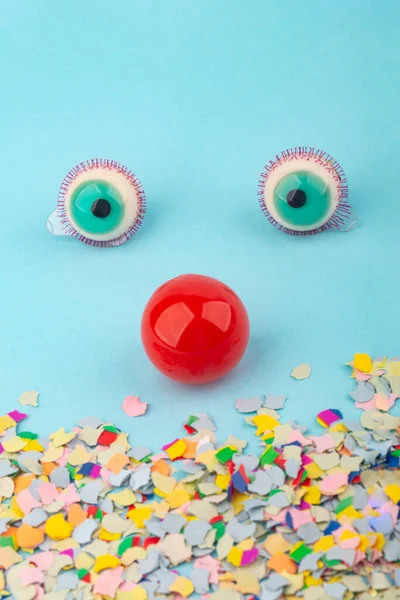 Nariz Vermelho Olhos Grandes Com Confete Sobre Fundo Azul Claro — Fotografia de Stock