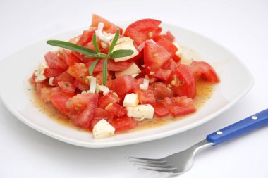 Fettalı taze domates salatası.