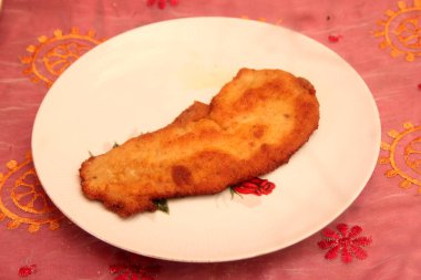 Tabakta taze domuz eti