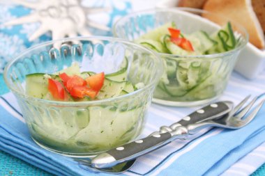 Salatalık ve biberli taze salata.