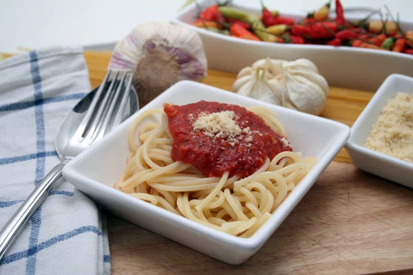 그릇에 토마토 소스를 스파게티 — 스톡 사진