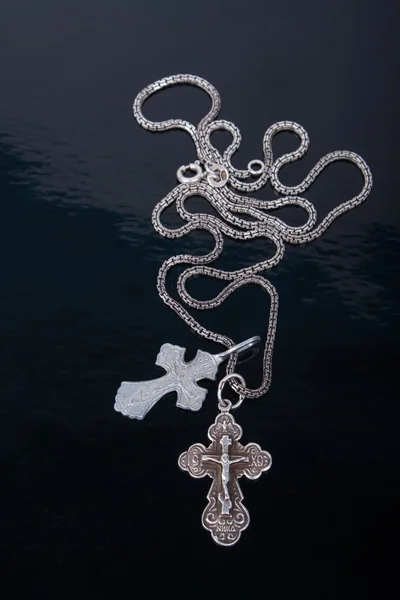 Croce indossata sul collo — Foto Stock