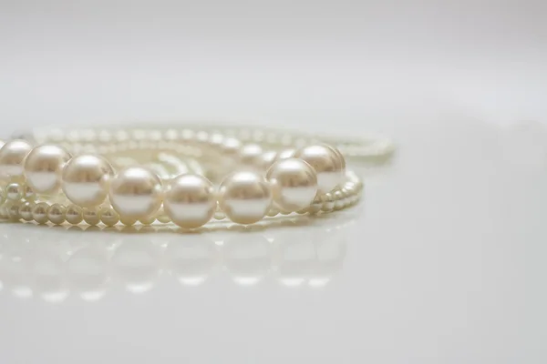Uměle pěstované perly na bílém pozadí — Stock fotografie