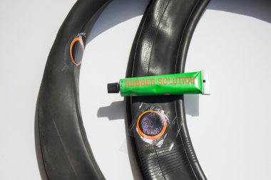 bisiklet tekerleği üzerinde lastik yama