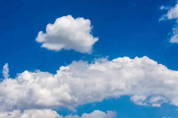 Nuages sur ciel bleu — Photo