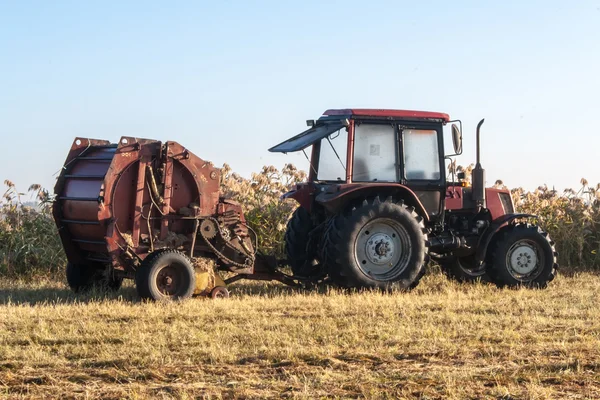 Старий трактор стоїть на полі — стокове фото