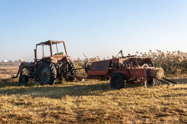 Старий трактор стоїть на полі — стокове фото