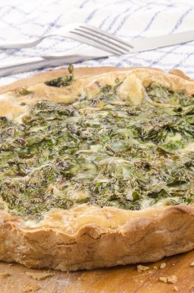 Spinach quiche on a wooden board — Stock Photo, Image