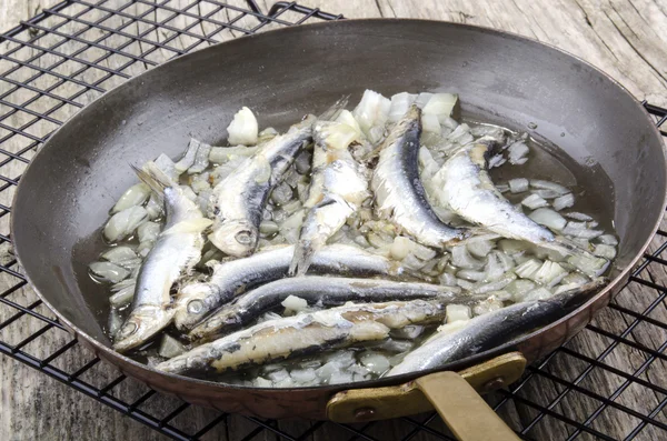 Grilled sardines with garlic and onion — Stock Photo, Image