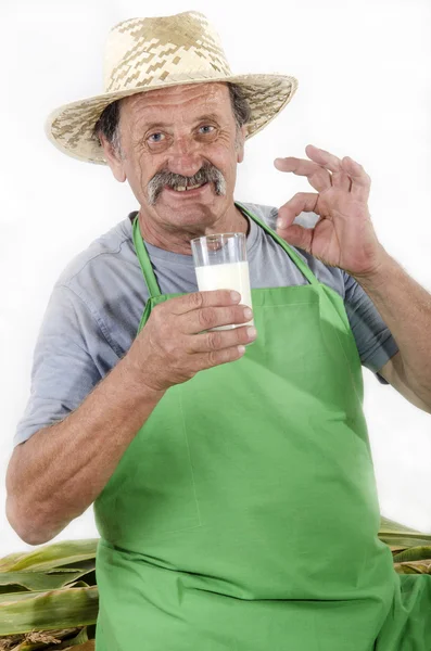 Agricultor biológico está segurando um copo de leite — Fotografia de Stock