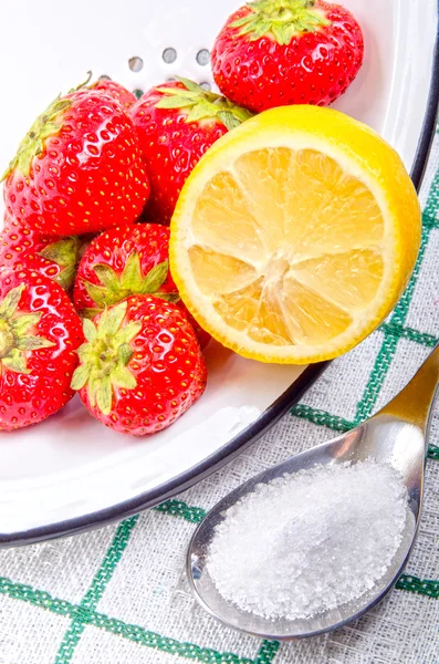Strawberries with lemon and sugar — Stock Photo, Image