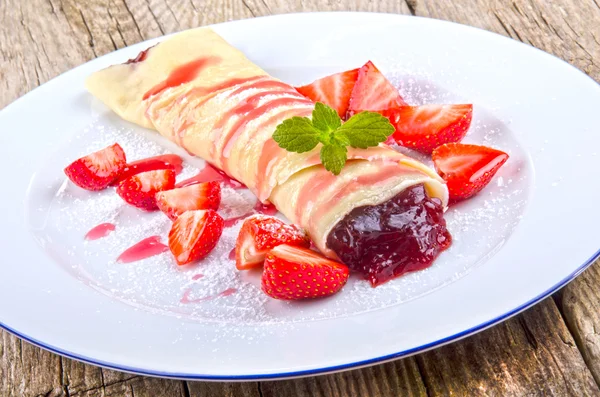 Crepe with strawberries and jam — Stock Photo, Image