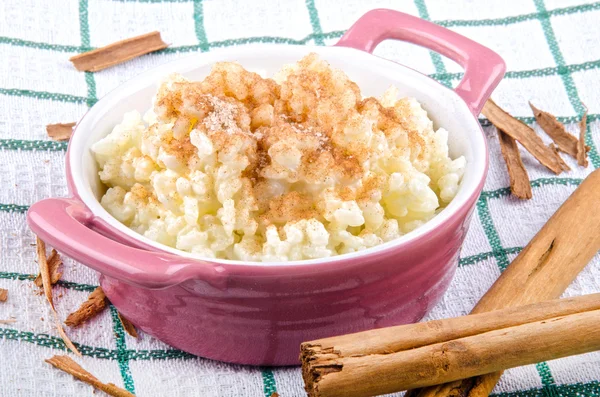 Pouding de riz à la cannelle et au sucre — Photo