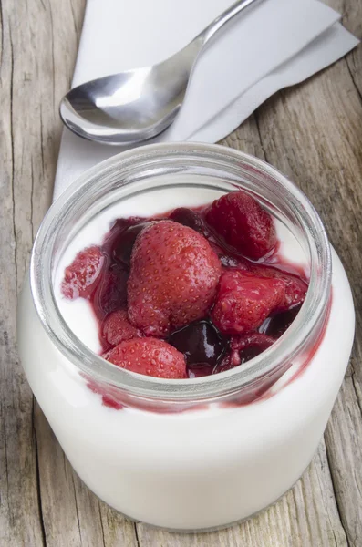 Kokta frukter på grekisk yoghurt — Stockfoto