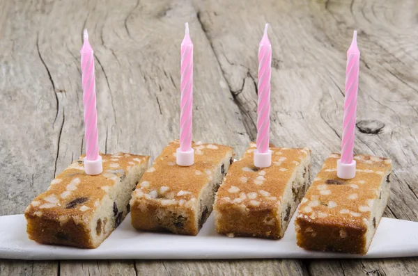 Quattro pezzi di torta all'uva passa — Foto Stock