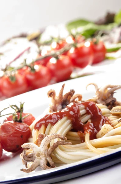 Grilled squid, spagetti and homemade tomato sauce — Stock Photo, Image