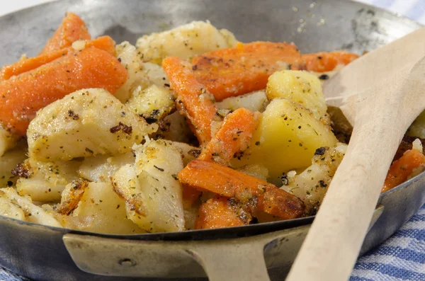 Roasted root vegetable in a pan — Stock Photo, Image