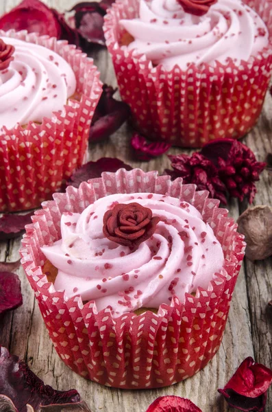 Cupcake aux fraises avec rose faite à la main — Photo