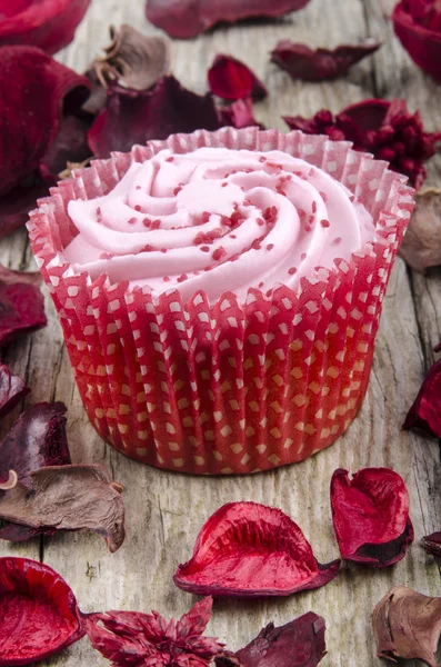 Strawberry cupcake on a timber board — Stock Photo, Image