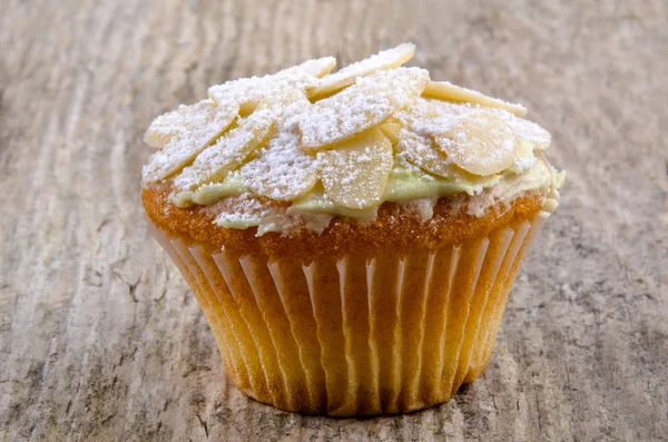 Huisgemaakte cup-cake met amandel schilfers — Stockfoto