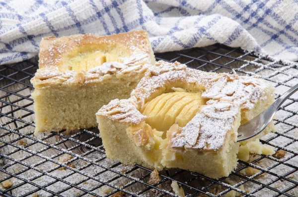 Gâteau aux pommes fraîchement cuit avec du sucre en poudre — Photo