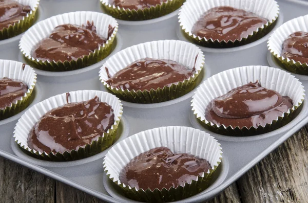 Pâte à gâteau au chocolat dans un étui à cupcake — Photo