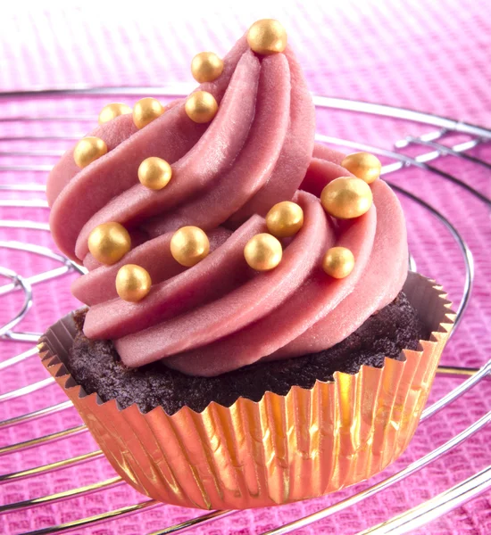 Cupcake in einem goldenen Etui — Stockfoto