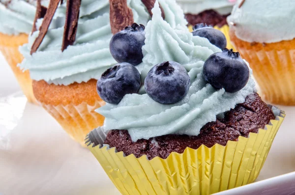 Hausgemachter Cupcake mit blauer Buttercreme — Stockfoto