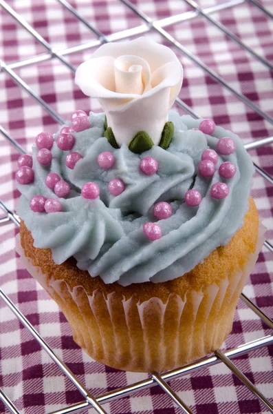 Hemgjorda cupcake med blå smörkräm — Stockfoto