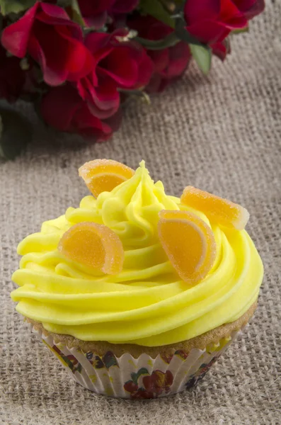 Cupcake con crema de mantequilla de limón — Foto de Stock