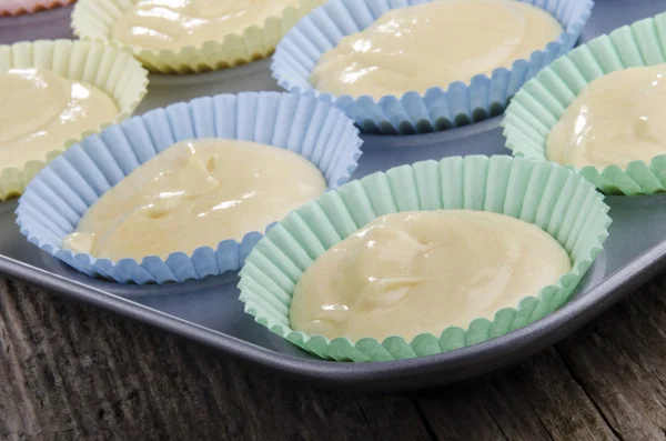 Massa de bolo de baunilha em uma lata de bolo de cupcake — Fotografia de Stock