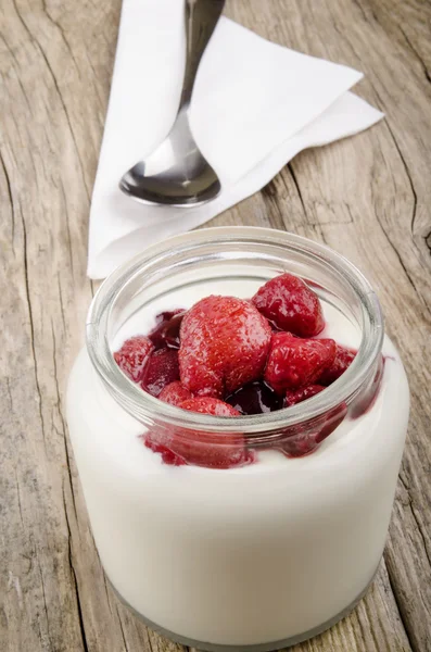 Frutos cozidos em iogurte grego — Fotografia de Stock