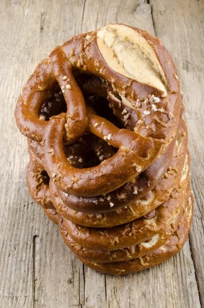 Bretzel salado en una tabla de madera — Foto de Stock