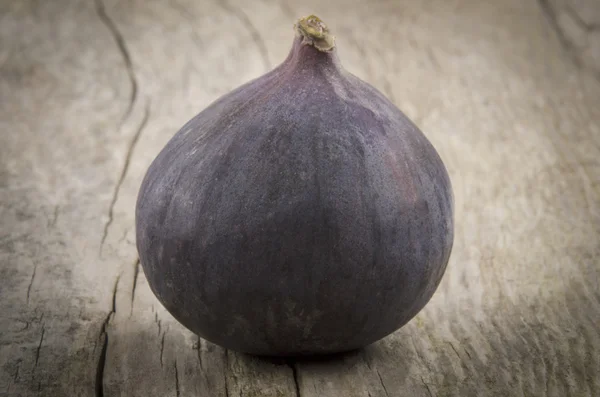 Figue entière sur un panneau de bois — Photo