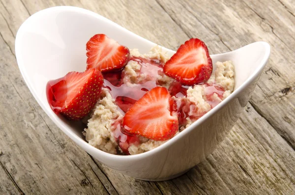 Mingau de cereal com morango e geléia — Fotografia de Stock