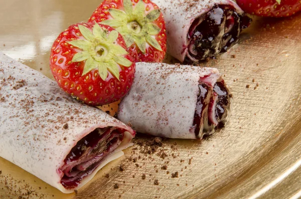Crêpe mit Erdbeeren und Marmelade — Stockfoto