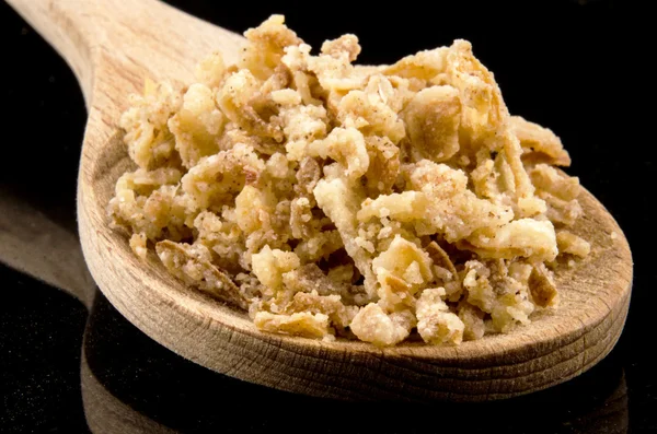 Ensalada de cebolla crispies en una cuchara de madera — Foto de Stock