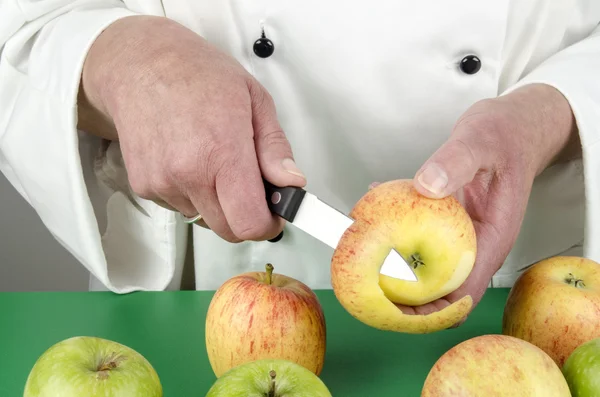 Vrouwelijke chef-kok voorbereiding van een appel — Stockfoto