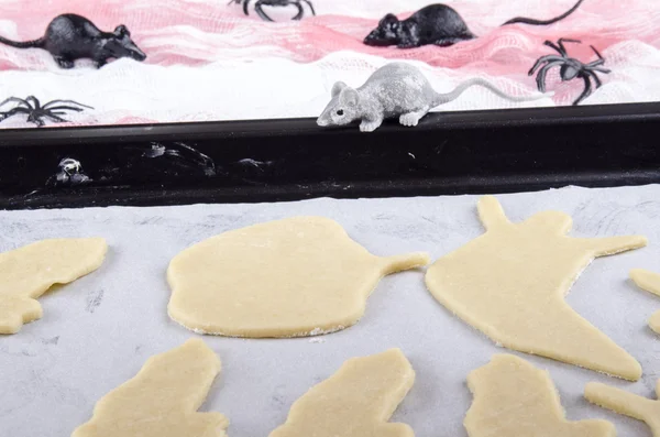 Pastelaria com pouca crosta e biscoitos em uma assadeira — Fotografia de Stock